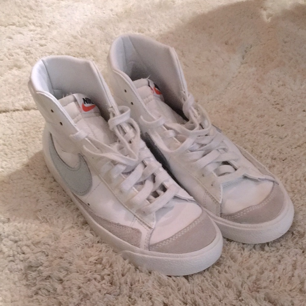 Nike Blazer hi-tops women’s size 8 silver Nike check.